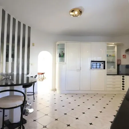 Gouvera Holiday Vila Vakantiehuis