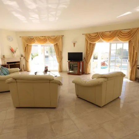 Gouvera Holiday Vila Vakantiehuis